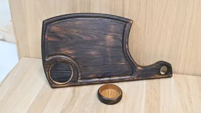 Чёрная доска-топор с соусником, обожжённый дуб 35×19 см от мастерской DIVIRO
